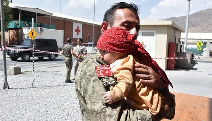 مرد اور خاتون اہلکار نے بچی کی دیکھ بھال کی_____فوٹو: ترک میڈیا