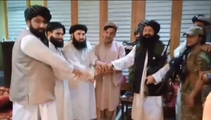اطلاعات کے مطابق حشمت غنی نے حقانی نیٹ ورک کے بانی جلال الدین حقانی کے بھائی خلیل الدین حقانی کے ہاتھ پر بیعت بھی کی ہے جس کی تصویریں وائرل ہورہی ہیں— فوٹو: سوشل میڈیا