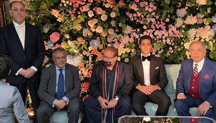 جنید صفدر کے نکاح کی تقریب لندن میں ہوئی جس میں سابق وزیراعظم نواز شریف اور سابق وزیر خزانہ اسحاق ڈار سمیت خاندان کے قریبی افراد نے شرکت کی— فوٹو:سوشل میڈیا
