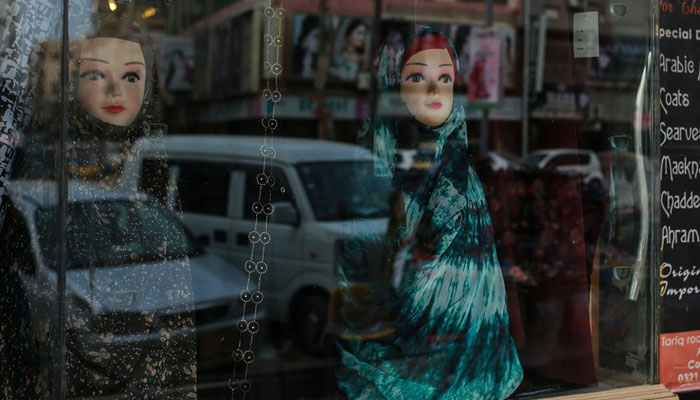 طالبان نے کابل پر کنٹرول کے بعد خواتین کے حجاب لینے یا کسی اور قسم کی پابندی عائد نہیں کی— فوٹو:فائل