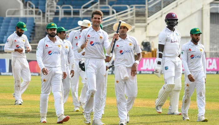 کنگسٹن ٹیسٹ میں پاکستان نے 109 رنز سے فتح حاصل کی ، پاکستان نے یہ فتح پہلی اننگز میں 2 رنز پر 3 وکٹیں گنوانے کے بعد کم بیک کرتے ہوئے حاصل کی اور ایک منفرد اعزاز اپنے نام کیا ۔ —فوٹو:پی سی بی ٹوئٹر