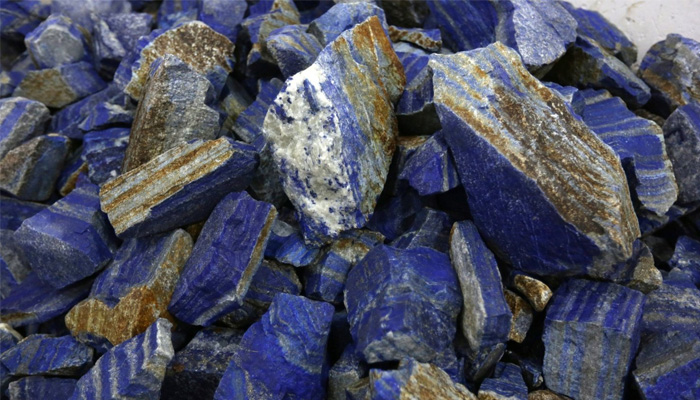 افغانستان معدنیات اور قیمتی پتھروں سے مالا مال جانا جاتا ہے — فوٹو: اے پی/فائل