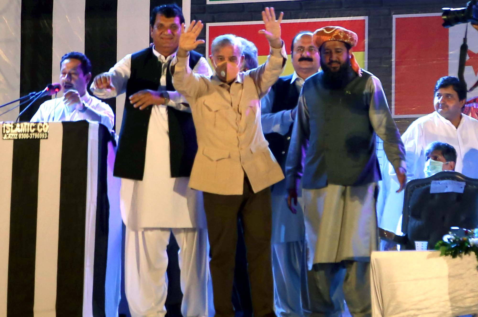 مولانا فضل الرحمان کی قیادت میں لاکھوں کا سمندر لے کر اسلام آباد جائیں گے، شہباز شریف — فوٹو: پی پی آئی