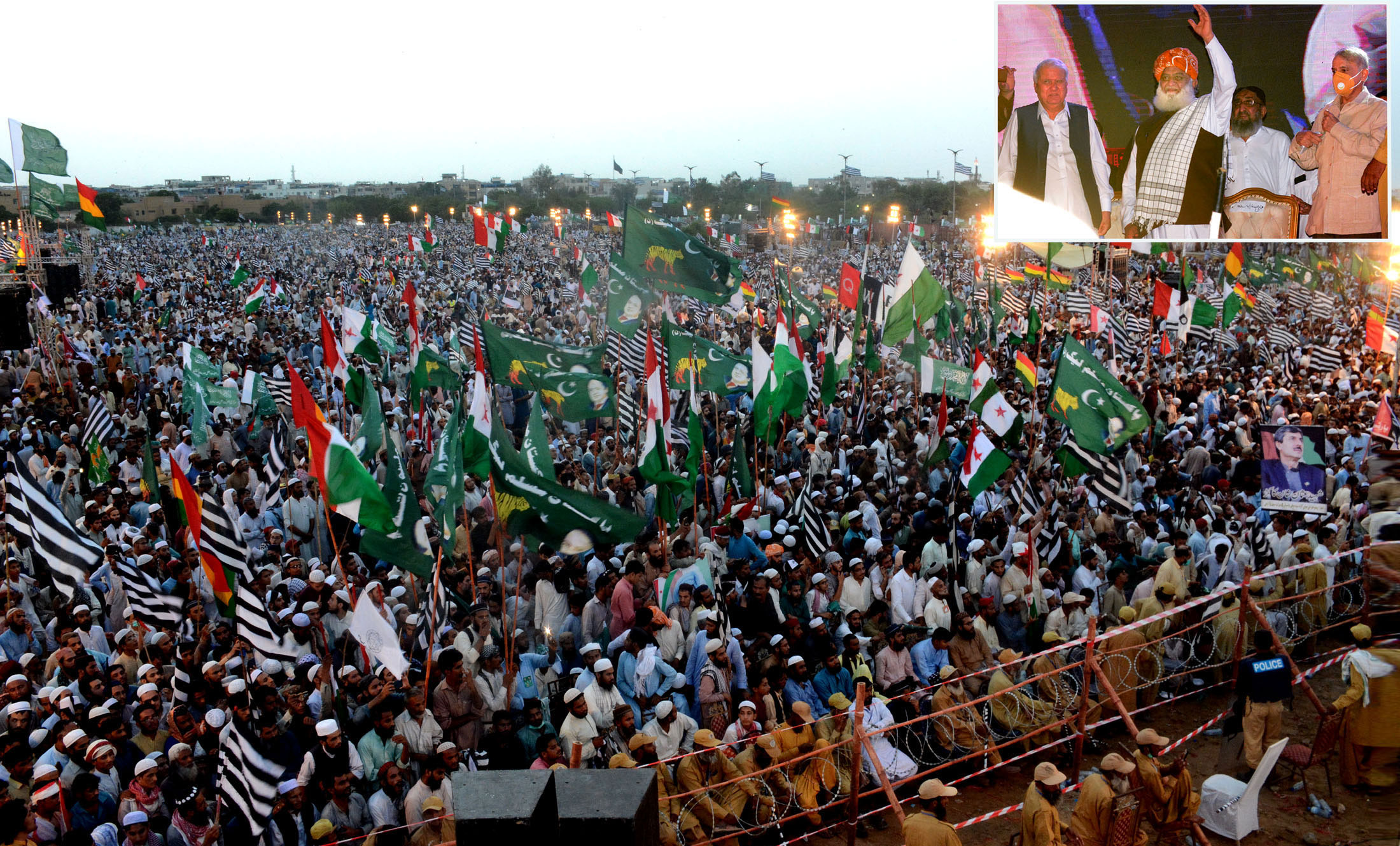 سربراہ اتحاد جلسہ عام میں نعروں کا جواب دے رہے ہیں — فوٹو: نقیب
