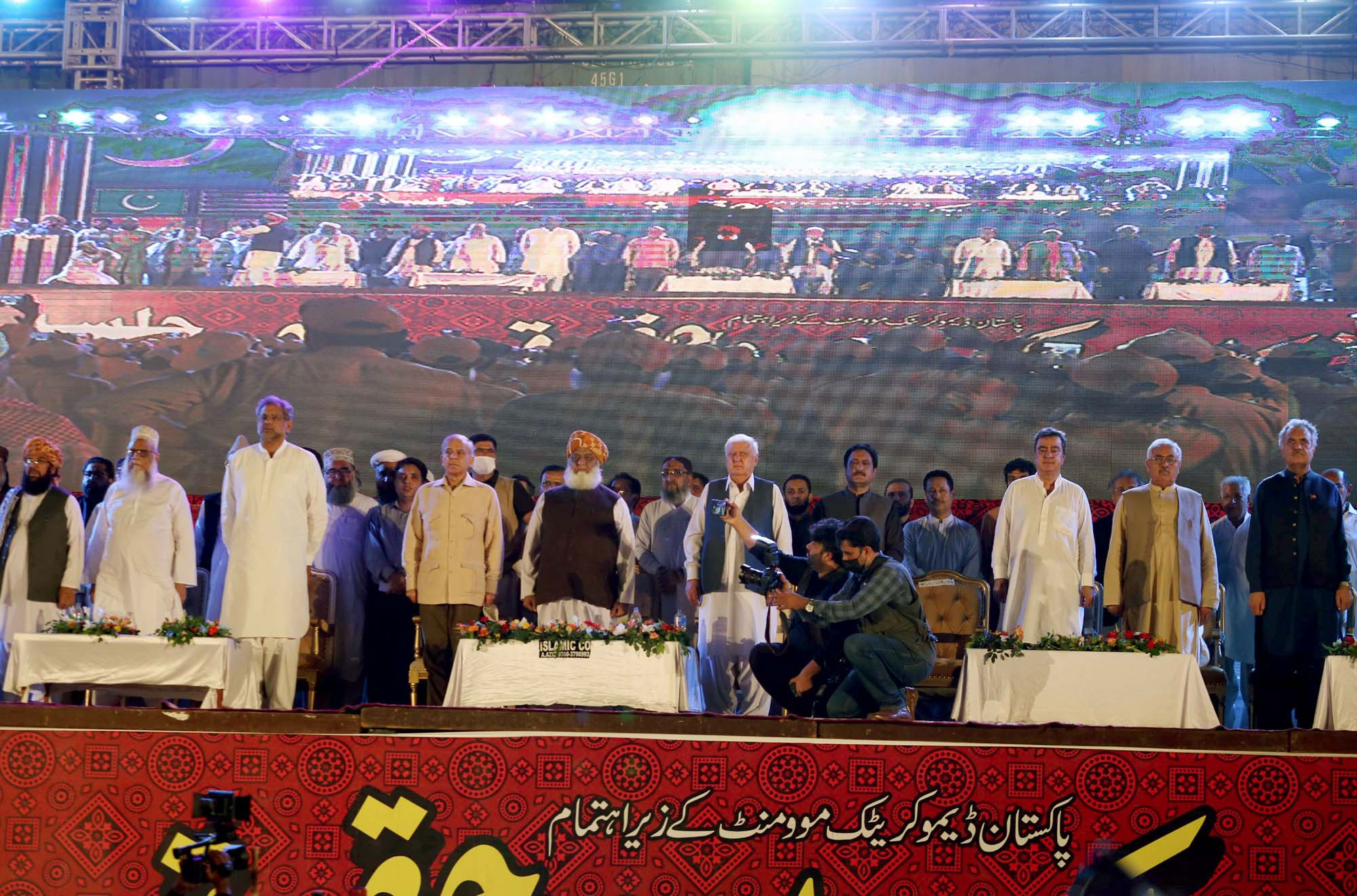 جلسے میں سیکڑوں کارکنان نے شرکت کی اور حکومت کے خلاف شدید نعرے بازی کی— فوٹو: پی پی آئی