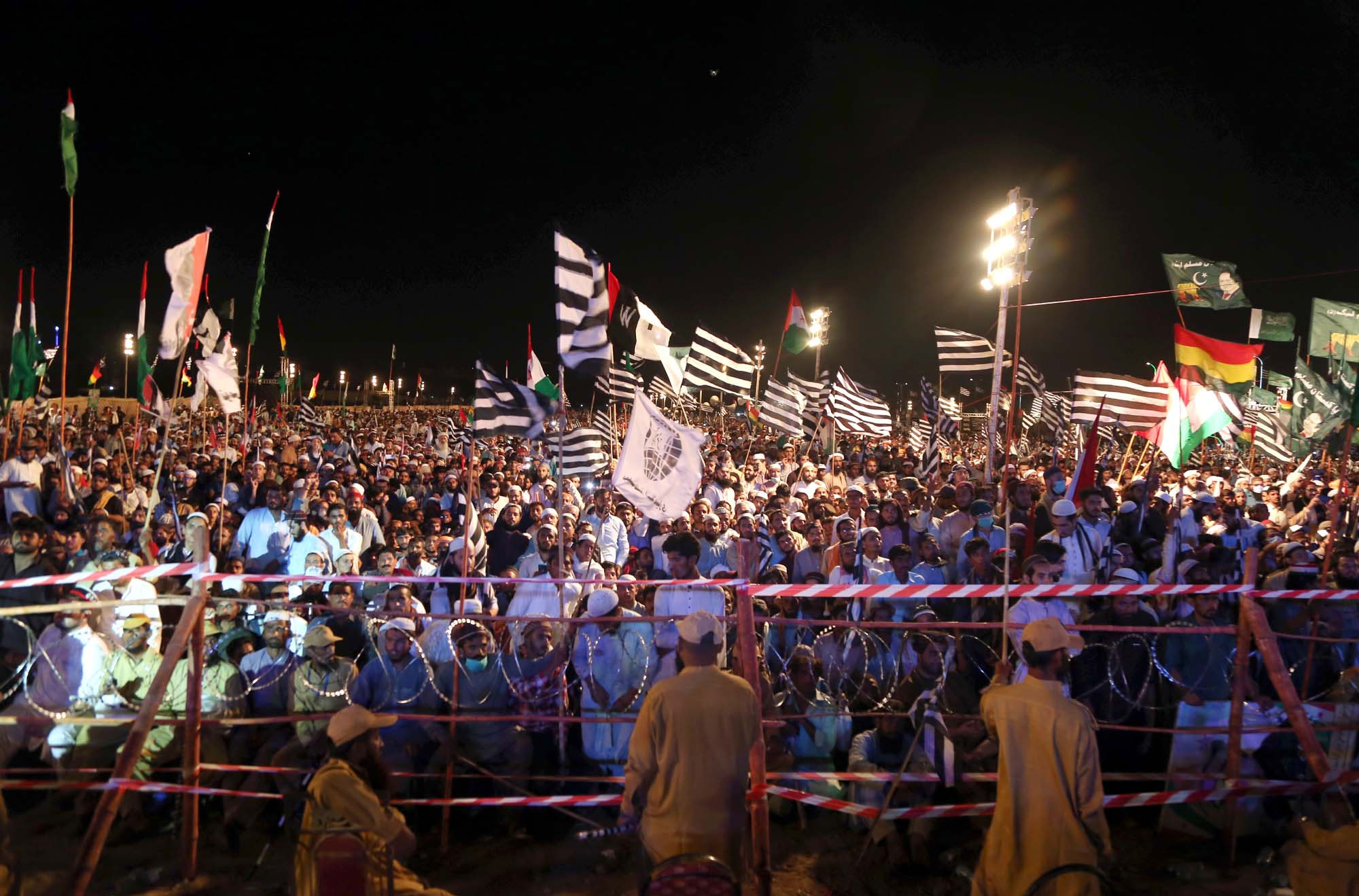 کارکنوں کی بڑی تعداد جلسہ گاہ میں موجود تھی — فوٹو: پی پی آئی