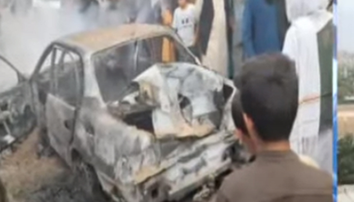 راکٹ حملے میں کار مکمل طور پر جل کر خاکستر ہو گئی۔ فوٹو اسکرین گریب