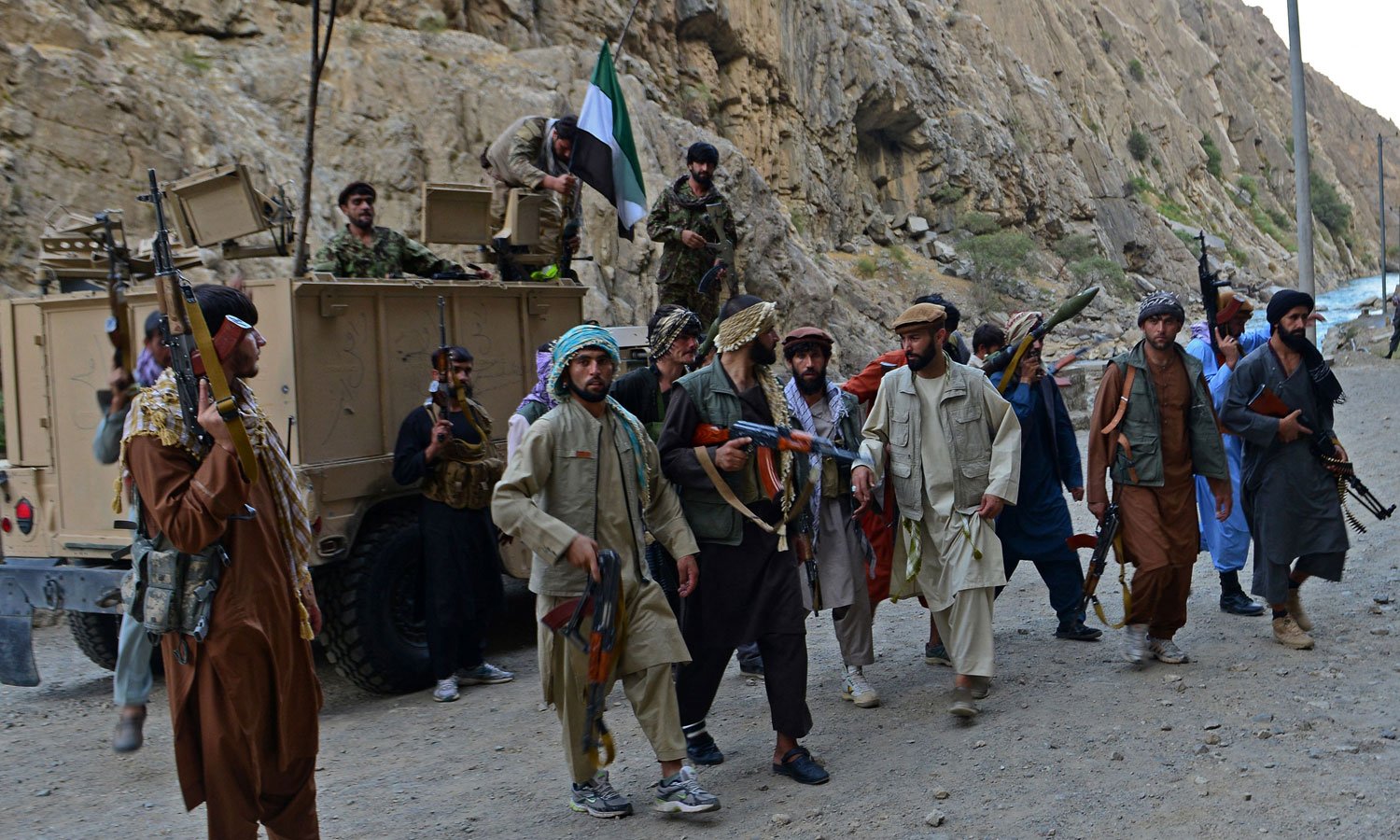 طالبان کا ایک حملہ مزاحمتی فورسز نے پسپا کردیا، ذرائع، مقامی افراد کا طالبان پر پنجشیر کا مواصلاتی رابطہ منقطع کرنے کا الزام، مزاحمتی فورس کے اہلکاروں کی جنگی مشقوں کی تصاویر بھی سامنے آگئیں— تصاویر اے ایف پی