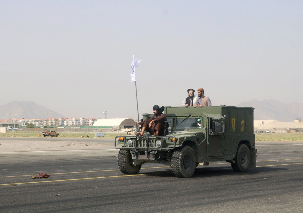 طالبان کے جنگجو رن وے پر گشت کررہے ہیں — فوٹو: رائٹرز