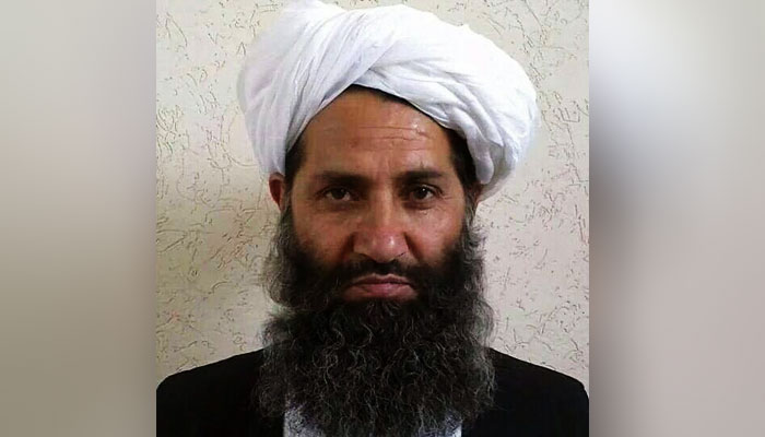 ہیبت اللہ اخوند زادہ اسلامی قوانین کے اسکالر اور طالبان کے سپریم لیڈر ہیں جو گروپ کے سیاسی، مذ ہبی اور عسکری امور کے معاملات پر حتمی اختیار رکھتے ہیں— فوٹو: فائل