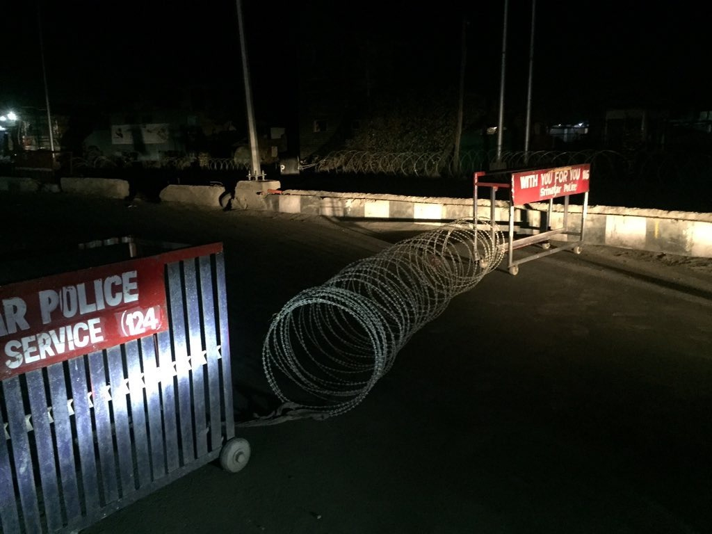 بھارتی فورسز نے مقبوضہ کشمیر میں کرفیو نافذ کر دیا۔ فوٹو: فائل