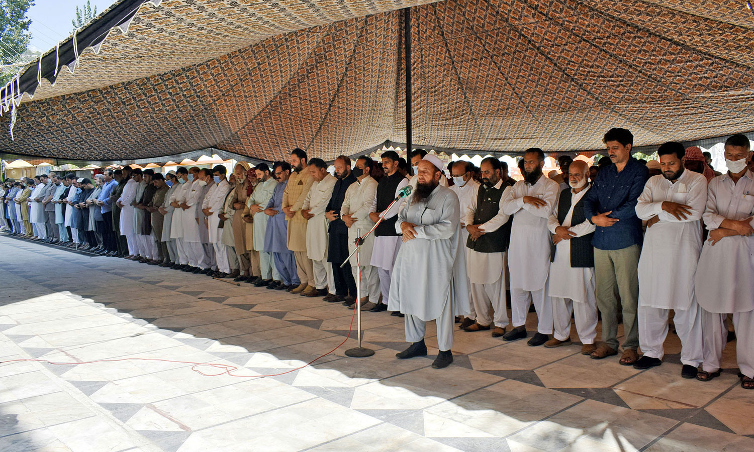 مظفر آباد میں کشمیری حریت رہنما سید علی گیلانی کی غائبانہ نماز جنازہ ادا کی جارہی ہے — فوٹو: آن لائن