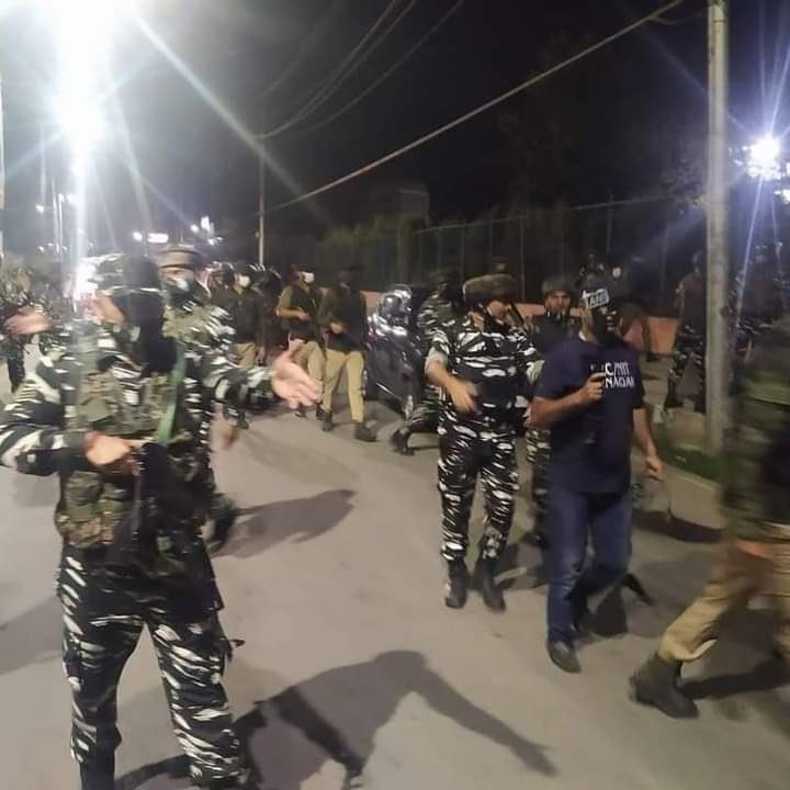 بڑی تعداد میں بھارتی فورسز کے اہلکار سید علی گیلانی کے گھر کی طرف جا رہے ہیں۔ فوٹو: سوشل میڈیا