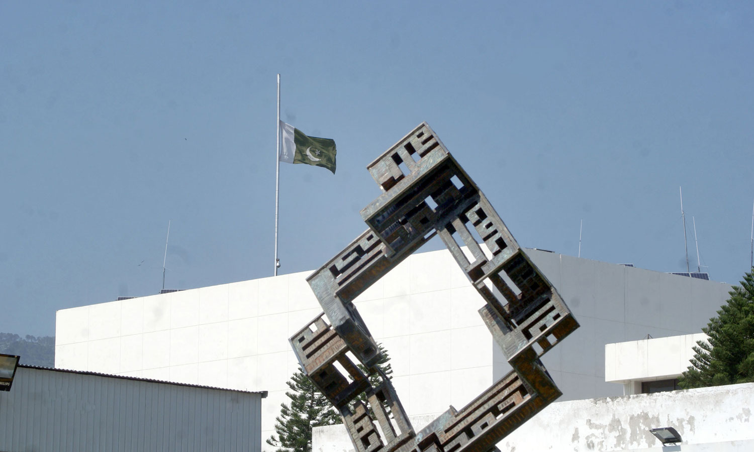 پاکستان کے پارلیمنٹ کی عمارت میں قومی پرچم سرنگوں ہے— فوٹو: آن لائن