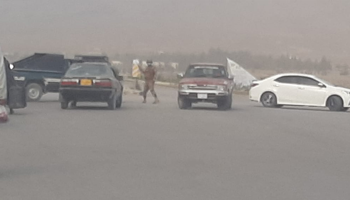 دھماکے کے بعد سکیورٹی اہلکار گاڑیوں کو جائے حادثہ کی جانب جانے سے روک رہا ہے۔ فوٹو: جیو نیوز