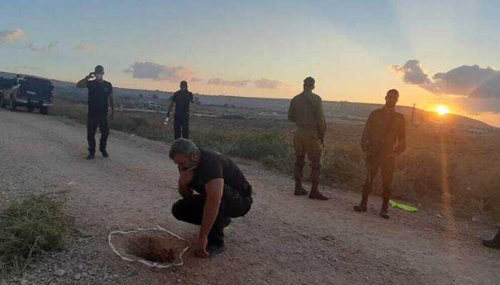 اسرائیلی حکام سرنگ کا جائزہ لے رہے ہیں۔ فوٹو: اسرائیلی جیل