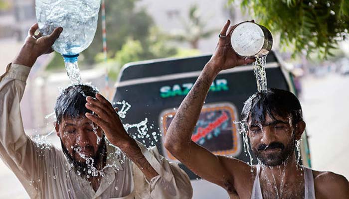 شہر میں 16 سے 18 ستمبر کے دوران شہر میں بارش کا امکان بھی موجود ہے__فوٹو فائل