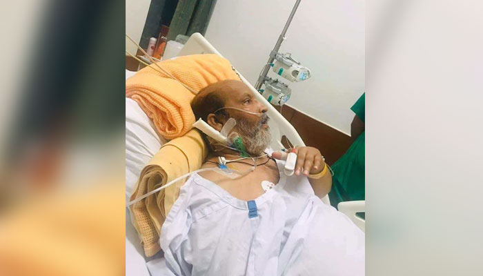 سندھ حکومت نے علیل اداکار عمر شریف کو امریکا لے جانے کے لیے ائیر ایمبولینس کا بندوبست کر دیا ۔ —فوٹو: سوشل میڈیا