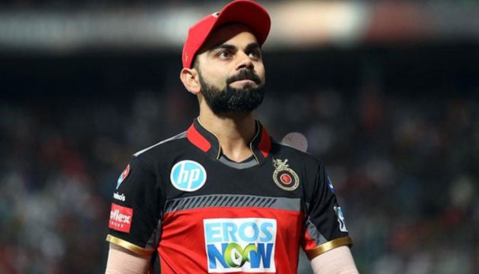 ویرات کوہلی نے متحدہ عرب امارت میں جاری انڈین پریمیئر لیگ( آئی پی ایل) کے رواں سیزن کے بعد اپنی ٹیم رائل چیلنجرز بنگلور (RCB) کی کپتانی چھوڑنے کا اعلان کردیا ہے ۔ —فوٹو:فائل