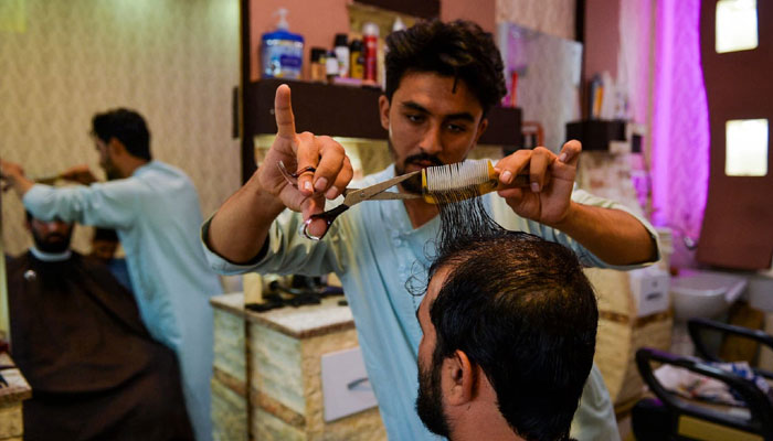 اگست کے وسط میں طالبان کے افغانستان میں کنٹرول کے بعد افغان شہریوں میں بالوں کو جدید انداز سے سنوارنے کے حوالے سے بھی خوف پایا جاتا ہے— فوٹو: اے ایف پی