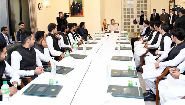وزیراعظم عمران خان سے ورلڈ کپ ٹی ٹوئنٹی اسکواڈ کی ملاقات میں چیئرمین پی سی بی اور دیگر بورڈ حکام بھی موجود تھے: فوٹو آئی این پی