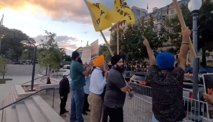 احتجاج کے دوران سکھ فارجسٹس کمیونٹی نےخالصتان کے پرچم بھی لہرائے— فوٹو: اسکرین گریب