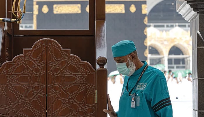 احمد خان 40 سالوں سے حرم شریف میں صفائی ستھرائی کی ذمہ داریاں سرانجام دے رہے ہیں،فوٹو: عرب نیوز