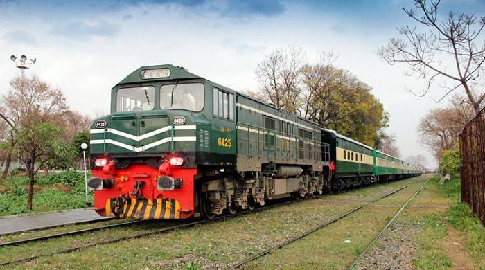 مسافر ٹرینوں کو  ایک بار پھر نجی شعبےکے اشتراک سے چلانےکا فیصلہ