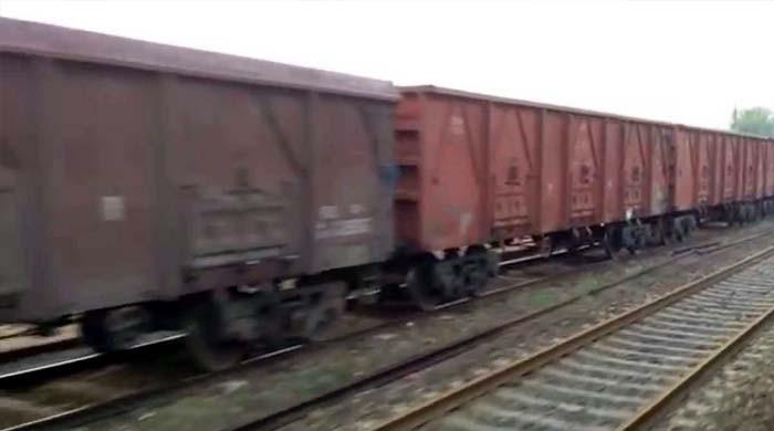 ویڈیو: ریلوے ملازم پھاٹک بند کرکے سوگیا، مال گاڑی حادثے سے بال بال بچ گئی