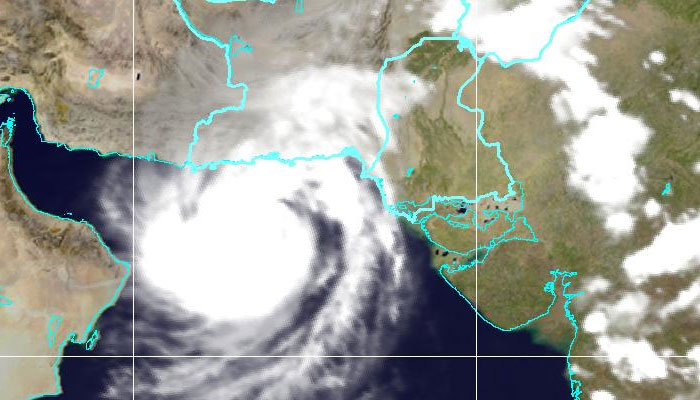 محکمہ موسمیات کے مطابق سمندری طوفان اورماڑہ سے 250 اور گوادر سے 125کلو میٹر کے فاصلے پر ہے— فوٹو: میٹ آفس