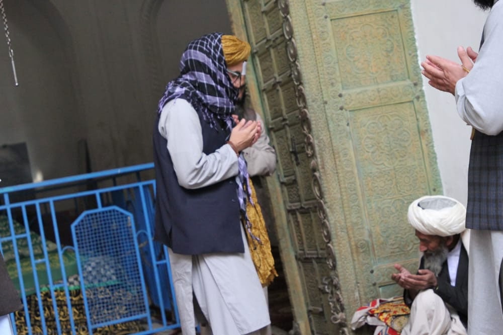 طالبان رہنماؤں نے فاتحہ خوانی بھی کی— فوٹو: انس حقانی
