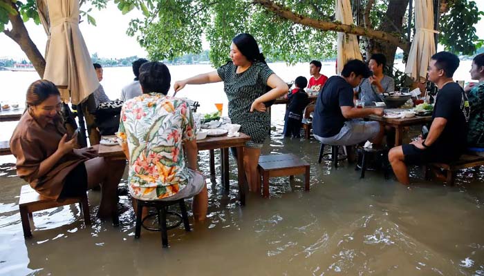 تھائی لینڈ میں حالیہ ہفتوں میں تقریبا 30 شمالی اور وسطی صوبے سیلاب کی زد میں آئے ہیں__فوٹو: رائٹرز