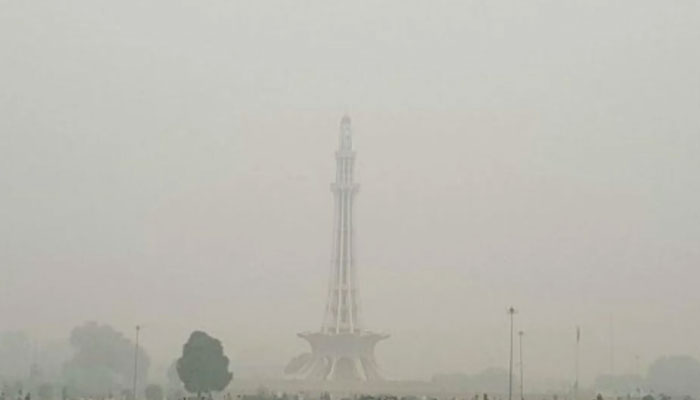 لاہور کی فضا میں آلودہ ذرات کی مقدار 190 پرٹیکیولیٹ میٹرز ریکارڈ کی گئی ہے. فوٹو: فائل