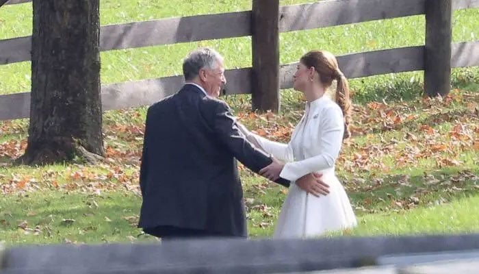 جنیفر گیٹس نے اپنی شادی کے موقع پر سفید رنگ کے لباس میں نظر آئیں۔ —فوٹو: ٹوئٹر