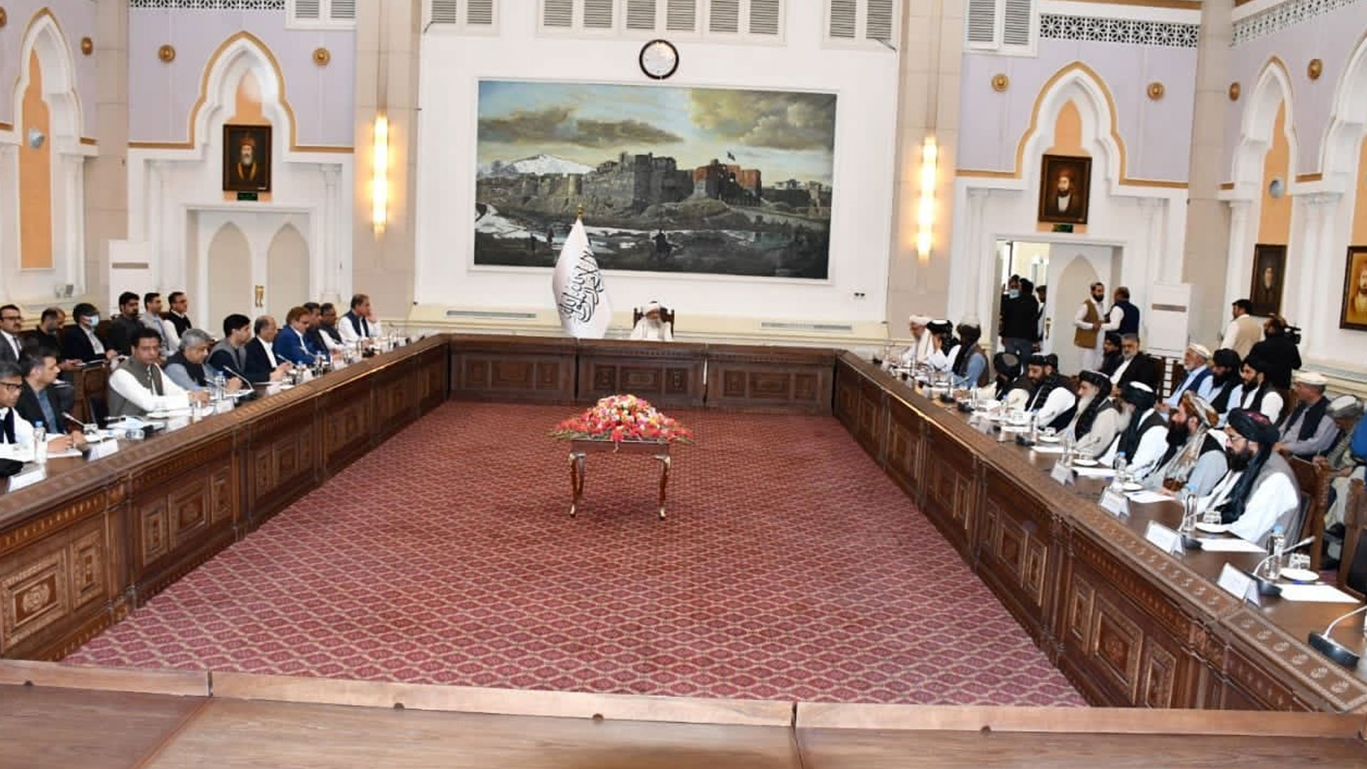 افغان وزیراعظم ملا حسن اخوند نے انسانی امداد کی بروقت فراہمی پر پاکستانی قیادت کا شکریہ ادا کیا— فوٹو: طلوع نیوز