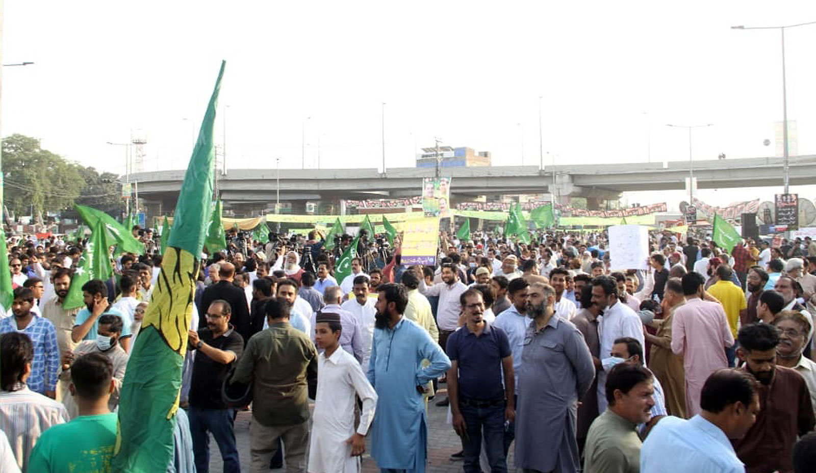 مہنگائی کے خلاف لاہور میں احتجاج— فوٹو: این این آئی