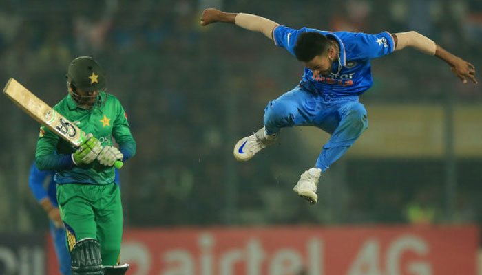 2016 میں پاکستان اور بھارت کی ٹیمیں ایشیا کپ کے میچ میں ڈھاکا میں مدمقابل آئیں —فوٹو: فائل