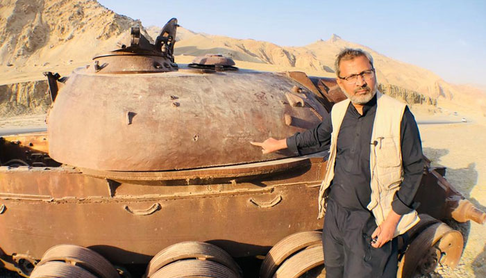 تنگی فرقار میں موجود اس ٹینک پر فارسی میں ایک بہت ہی دلچسپ تحریر نقش ہے۔ فوٹو: جیو نیوز