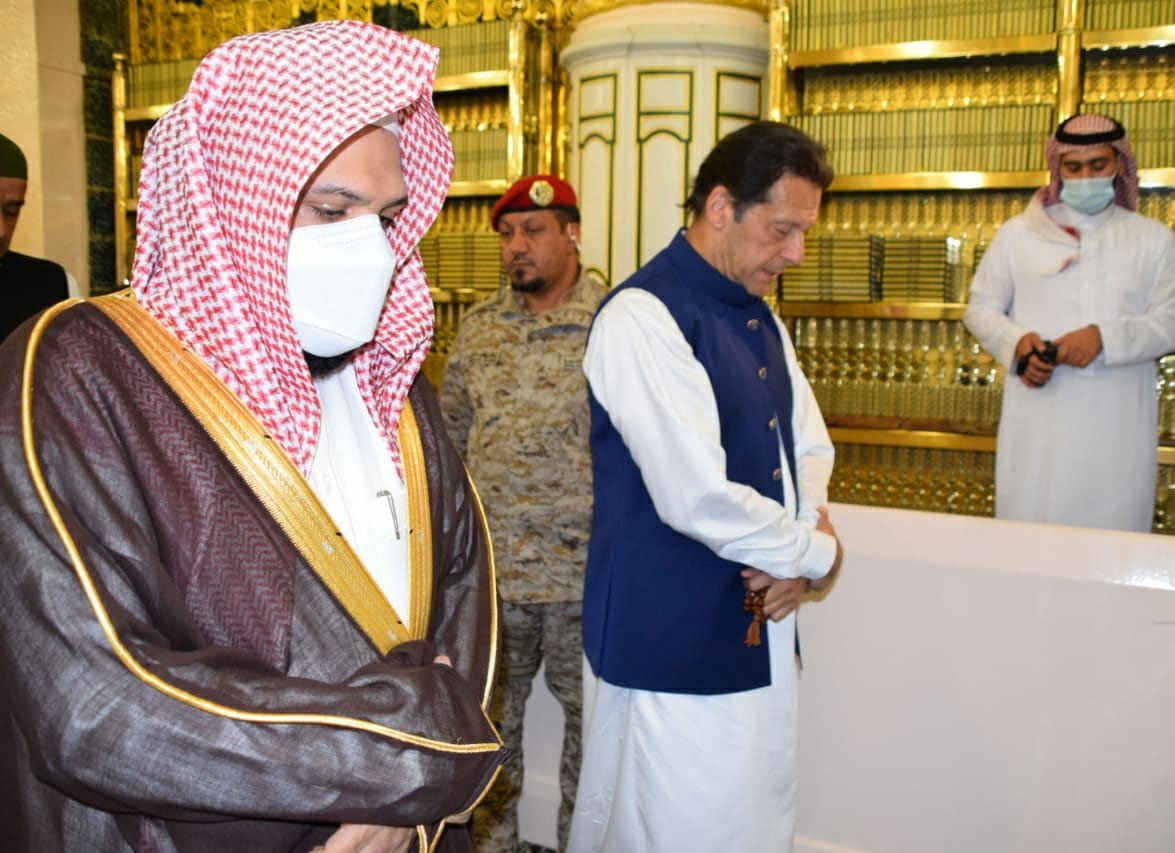 وزیراعظم عمران خان نے مسجد نبوی ﷺ میں نوافل ادا کیے— فوٹو: وزیراعظم ہاؤس