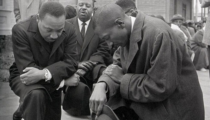 گھٹنوں پر بیٹھ کر نسل پرستی کیخلاف احتجاج کرنے کی تاریخ 1965 تک جاتی ہے— فوٹو: بی بی سی