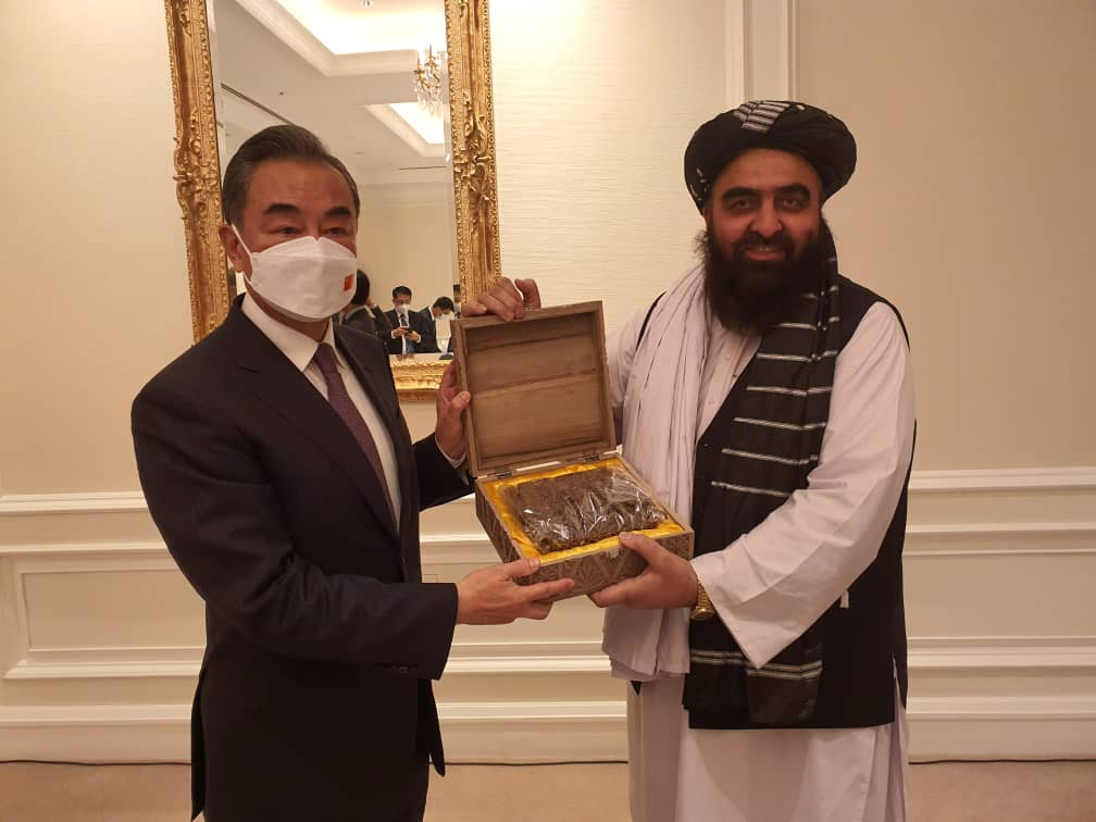ملاقات سے قبل افغان وزیر خارجہ نے چینی ہم منصب کو چلغوزوں کا تحفہ پیش کیا — فوٹو: افغان میڈیا