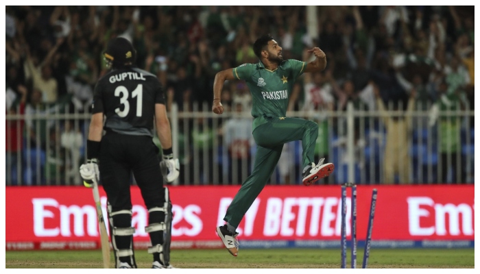 حارث رؤف کی گیند پر مارٹن گپٹل 17 رنز بنا کر آؤٹ ہوگئے —فوٹو: پاکستان کرکٹ