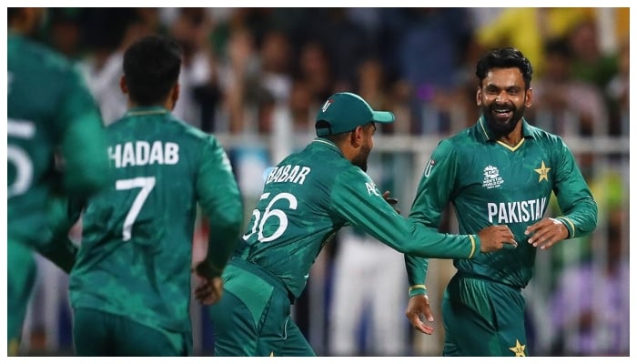 جیمز نیشم محمد حفیظ کی گیند پر صرف 1 رن بنا کر آؤٹ ہوگئے۔— فوٹو: پاکستان کرکٹ