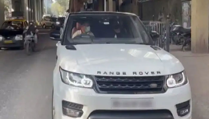 شاہ رخ خان اپنی گاڑی میں جیل پہنچے۔ بھارتی میڈیا