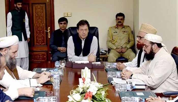 وزیراعظم عمران خان موجودہ صورتحال پر علماء سے مشاورت کریں گے اور انہیں حکومت عکمت عملی سے بھی آگاہ کریں گے/ فائل فوٹو