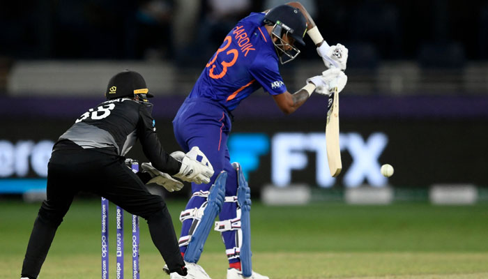 بھارت اور نیوزی لینڈ کی کرکٹ ٹیمیں اتوار کے روز دبئی اسٹیڈیم میں مدمقابل تھیں۔  —فوٹو: اے ایف پی