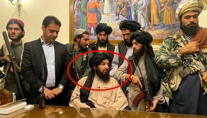 مولوی حمداللہ رحمانی 15 اگست کو پہلے طالبان رہنما تھے جو اشرف غنی کے فرار کے بعد صدارتی محل میں داخل ہوئے تھے— فوٹو:فائل