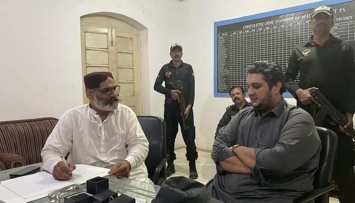 رکن سندھ اسمبلی جام اویس نے میمن گوٹھ تھانے میں پولیس کو گرفتاری دی/ فوٹو سوشل میڈیا