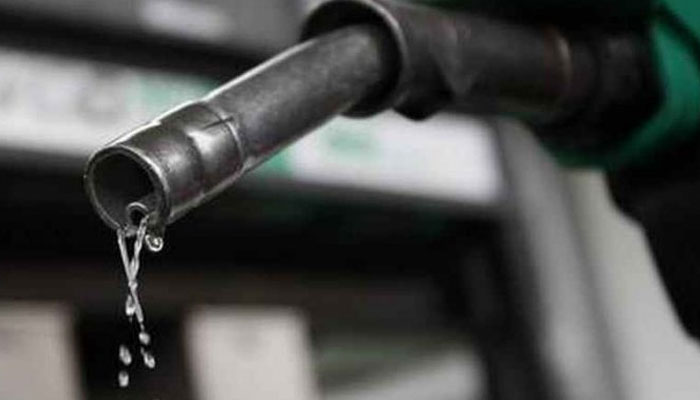 وفاقی حکومت نے گزشتہ رات ہی پیٹرول کی قیمت میں 8 روپے سے زائد کا اضافہ کیا ہے۔ فوٹو: فائل