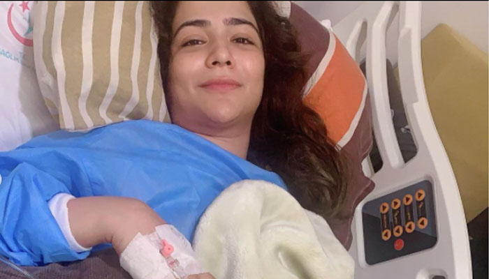 اداکارہ کو ترکی میں اچانک پیٹ میں درد ہوا__فوٹو: انسٹاگرام/حمائمہ ملک